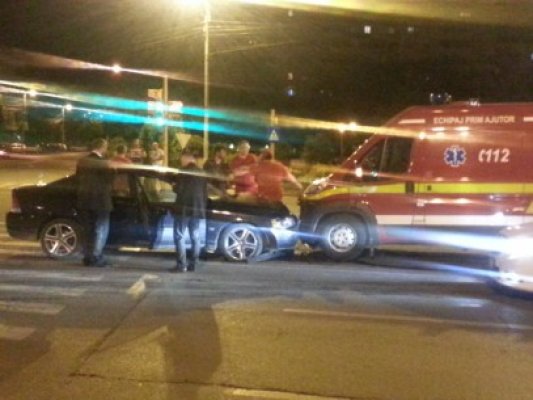 ACCIDENT SPECTACULOS: a lovit în plin Ambulanţa SMURD, oprită la semafor! - vezi foto